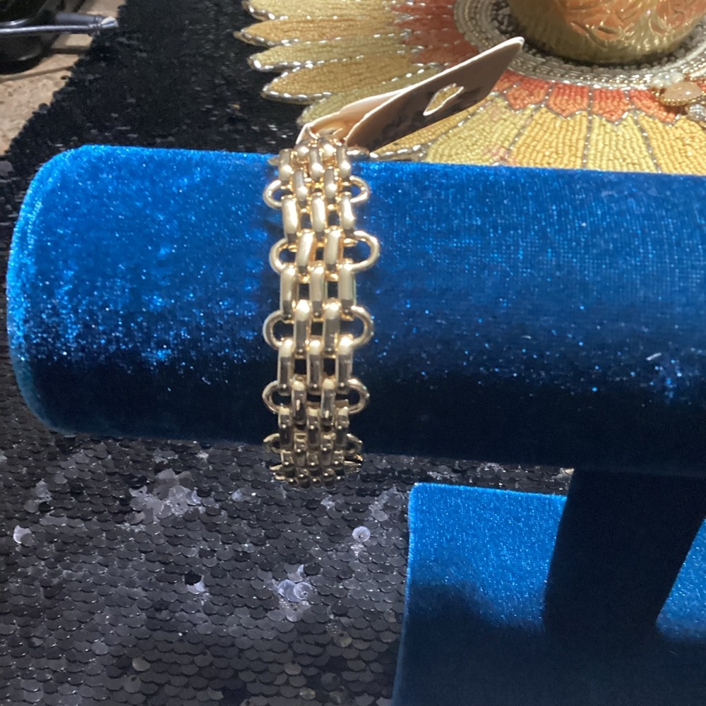 Elegant Gold Chain Bracelet